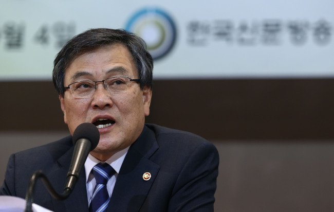 최문기(정무직공무원/전교수/미래창조과학부장관)
최문기 미래창조과학부 장관이 4일 오전 서울 태평로 프레스센터에서 열린 한국신문방송편집인협회 초청 토론회에 참석해 기조발언을 하고 있다. (연합뉴스)