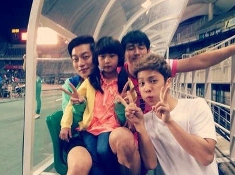 윤두준(가수/탤런트/비스트),송지아(송종국딸),이기광(가수/탤런트/비스트),임슬옹(가수/탤런트/2AM)
전 축구선수 송종국의 딸 지아가 ‘아육대‘에 등장해 화제다.