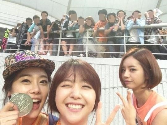 소진(박소진/가수/걸스데이),민아(방민아/가수/걸스데이),혜리(이혜리/가수/탤런트/걸스데이)
걸스데이 민아가 ‘아이돌 육상 양궁 풋살 선수권대회(이하 ’아육대‘)’에서 받은 메달을 자랑해 화제다.