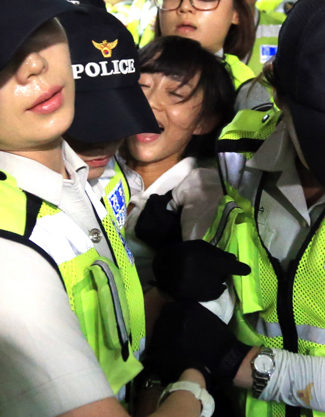 김재연(국회의원/정당인/통합진보당국회의원)
김재연 통합진보당 의원이 4일 저녁 국회 의원회관 이석기 의원실 앞에서 여경들에게 끌려나오고 있다. 김 의원은 이날 내란 음모 혐의로 국회에서 체포동의안이 가결된 이석기 통합진보당 의원의 구인영장 집행에 맞서다 경찰의 제지를 받았다. 김 의원은 이 과정에서 한 때 실신하기도 했다.