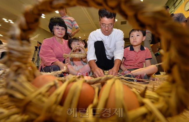 4일 오후 서울 중구 충정로 농협중앙회에서 열린 食교육전문농장 체험행사장을 찾은 어린이들이 짚으로 만든 계란주머니를 들고 기념촬영을 하고 있다. 이날 농협과 법무부는 '농촌 체험활동 및 올바른 식습관 교육 강화를 위한 업무협약'을 체결했다. 이번 협약에 따라 두 기관은 학생들에게 다양한 체험활동의 기회를 제공하기 위해 '농촌 학교농장' 등을 운영하고, 영양교사를 대상으로 올바른 식생활과 농사체험 교육 등을 실시해 건강한 먹거리가 학생들에게 제공될 수 있도록 지원한다.<br />이상섭 기자. babtong@heraldcorp.com 2013.09.04
4일 오후 서울 중구 충정로 농협중앙회에서 열린 食교육전문농장 체험행사장을 찾은 어린이들이 짚으로 만든 계란주머니를 들고 기념촬영을 하고 있다. 이날 농협과 법무부는 '농촌 체험활동 및 올바른 식습관 교육 강화를 위한 업무협약'을 체결했다. 이번 협약에 따라 두 기관은 학생들에게 다양한 체험활동의 기회를 제공하기 위해 '농촌 학교농장' 등을 운영하고, 영양교사를 대상으로 올바른 식생활과 농사체험 교육 등을 실시해 건강한 먹거리가 학생들에게 제공될 수 있도록 지원한다.
이상섭 기자. babtong@heraldcorp.com 2013.09.04