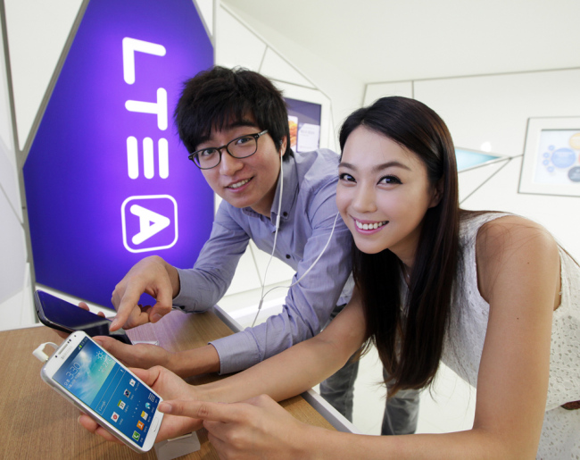 KT에 이어 SK텔레콤도 연내 수도권부터 광대역 LTE 서비스를 시작한다. 이에 따라 통신사간 속도전쟁이 가속화할 전망이다. 사진은 5일 한국 프레스센터에서 열린 SK텔레콤 기자간담회에서 모델들이 광대역 LTE서비스를 홍보하는 모습.  [사진제공=SK텔레콤]