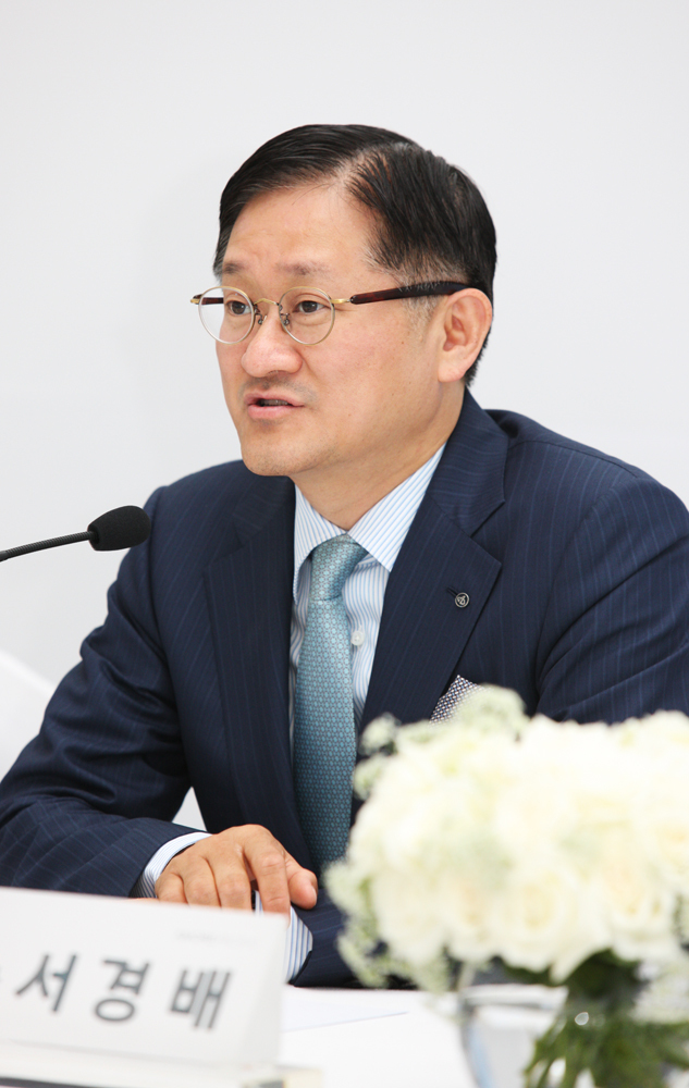 서경배(기업인/아모레퍼시픽그룹대표이사회장)
아모레퍼시픽그룹이 창립 68주년을 맞아, 경영 혁신을 통해 글로벌 뷰티 시장을 이끄는 ‘원대한 기업(Great Global Brand Company)’을 목표로 삼았다. 아모레퍼시픽이 그린 ‘원대한 기업’은 매출의 절반 이상이 해외 시장에서 발생하는 글로벌 회사를 기반으로 하고 있다.