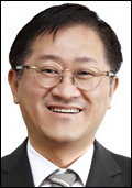 서경배(기업인/아모레퍼시픽그룹대표이사회장)
아모레퍼시픽그룹이 창립 68주년을 맞아, 경영 혁신을 통해 글로벌 뷰티 시장을 이끄는 ‘원대한 기업(Great Global Brand Company)’을 목표로 삼았다. 아모레퍼시픽이 그린 ‘원대한 기업’은 매출의 절반 이상이 해외 시장에서 발생하는 글로벌 회사를 기반으로 하고 있다.