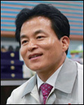 이종진(기업인/코렌대표이사)
중소기업으로는 유일하게 대통령표창을 수상한 코렌은 휴대폰 카메라렌즈 모듈을 생산하는 강소기업이다. 세계 최초 13M 렌즈 개발 및 양산, 초정밀 비구면 가공기술을 바탕으로 조립 및 커팅라인을 자동화해 탁월한 생산성 향상 성과를 이뤘다.