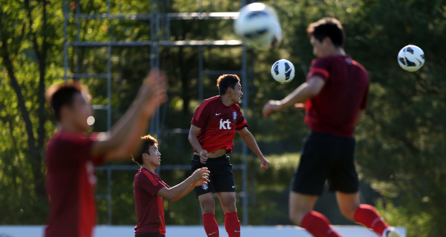 The Korean national soccer team takes part in a practice session.   Yonhap News