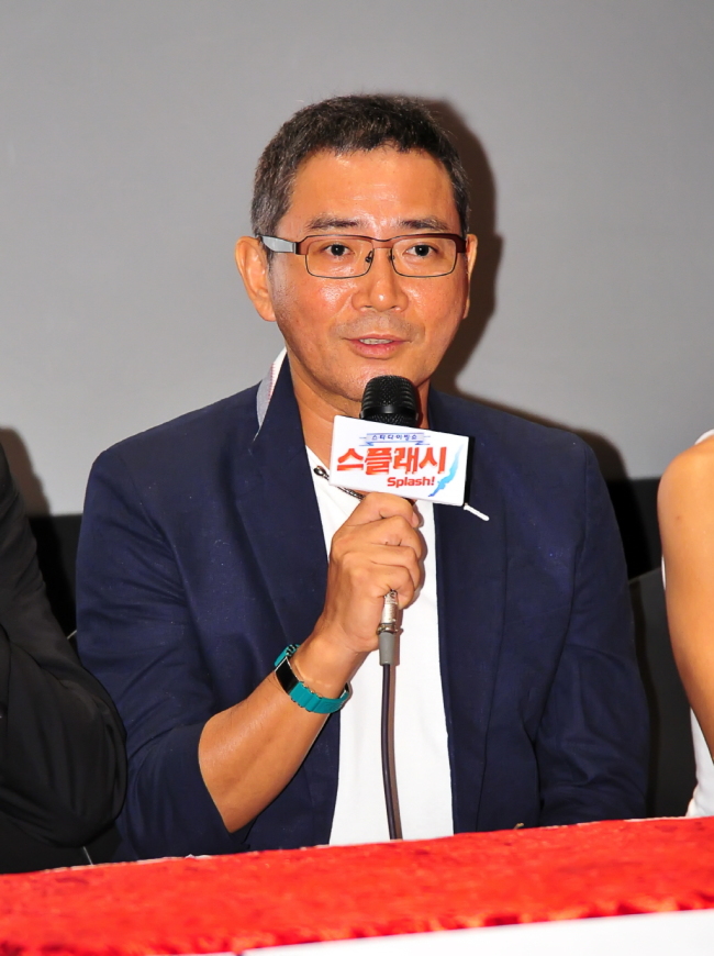 이봉원(개그맨)
개그맨 이봉원이 MBC 예능 프로그램 ‘스타 다이빙 쇼 스플래시’ 녹화에서 연습 도중 얼굴 부상을 당했다.