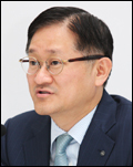 서경배(기업인/아모레퍼시픽그룹대표이사회장)
아모레퍼시픽그룹이 창립 68주년을 맞아, 경영 혁신을 통해 글로벌 뷰티 시장을 이끄는 ‘원대한 기업(Great Global Brand Company)’을 목표로 삼았다. 아모레퍼시픽이 그린 ‘원대한 기업’은 매출의 절반 이상이 해외 시장에서 발생하는 글로벌 회사를 기반으로 하고 있다.