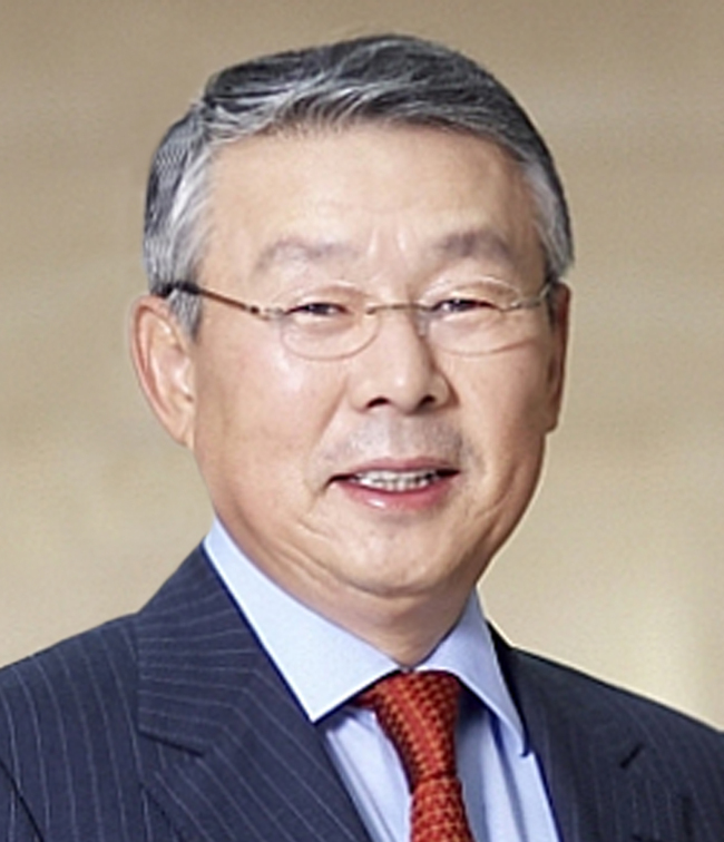구자훈(기업인/LIG손해보험회장/한중남미협회회장/LIG문화재단이사장)
Koo Cha-hoon, chairman of the board of directors of the LIG Arts Foundation, on Thursday was appointed a member of the board of directors of the Korea National Contemporary Dance Company, the Ministry of Culture, Sports and Tourism said. Koo will serve the post for three years.
