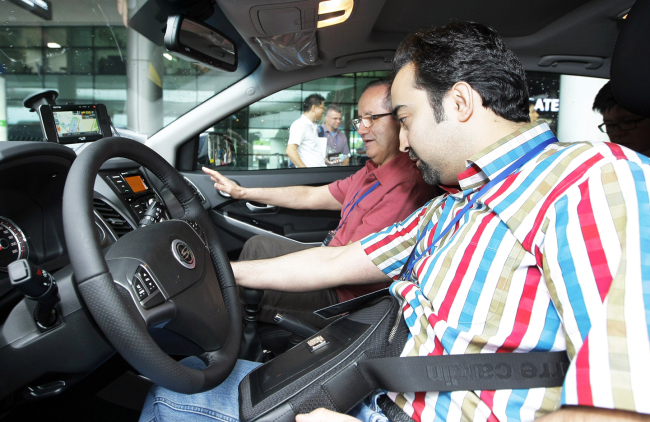 Ssangyong Motor dealers test-drive the New Korando C during the carmaker’s global distributor conference held at the Hyatt Regency on Jejudo Island on Wednesday.   Ssangyong Motor