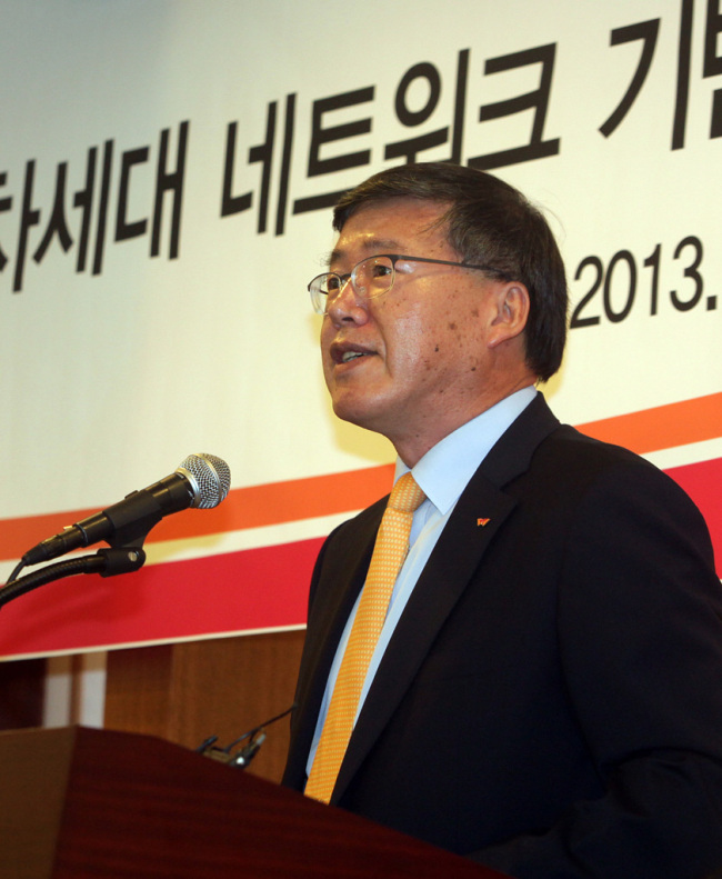 Park In-sik, SK Telecom’s president of network business operations, speaks at a press conference in Seoul on Thursday.   SK Telecom