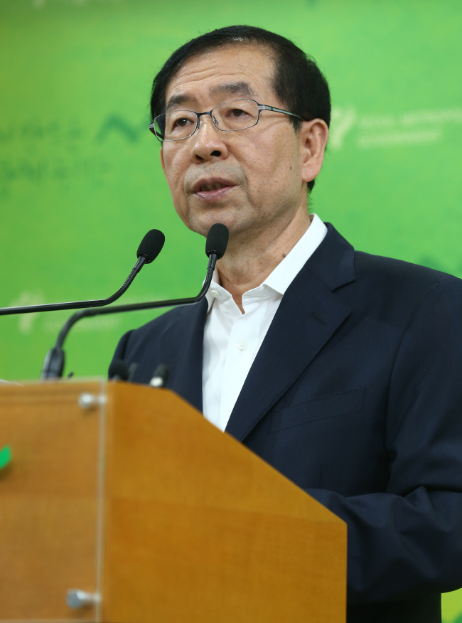 박원순(광역단체장/변호사/서울특별시시장)
Seoul Mayor Park Won-soon addresses a news conference on Thursday.   Yonhap News