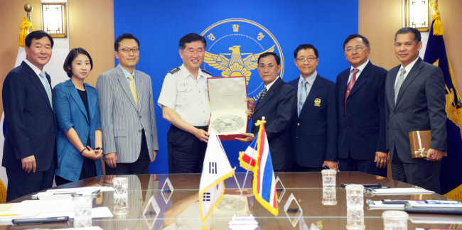 An Jae-kyung (fourth from left), deputy commissioner general of the Korean National Police Agency, and his Thai counterpart Udom Raksiltham (fourth from right) pose with other officials after talks on cooperation in the agency in Seoul on Thursday.   Kim Myung-sub/The Korea Herald