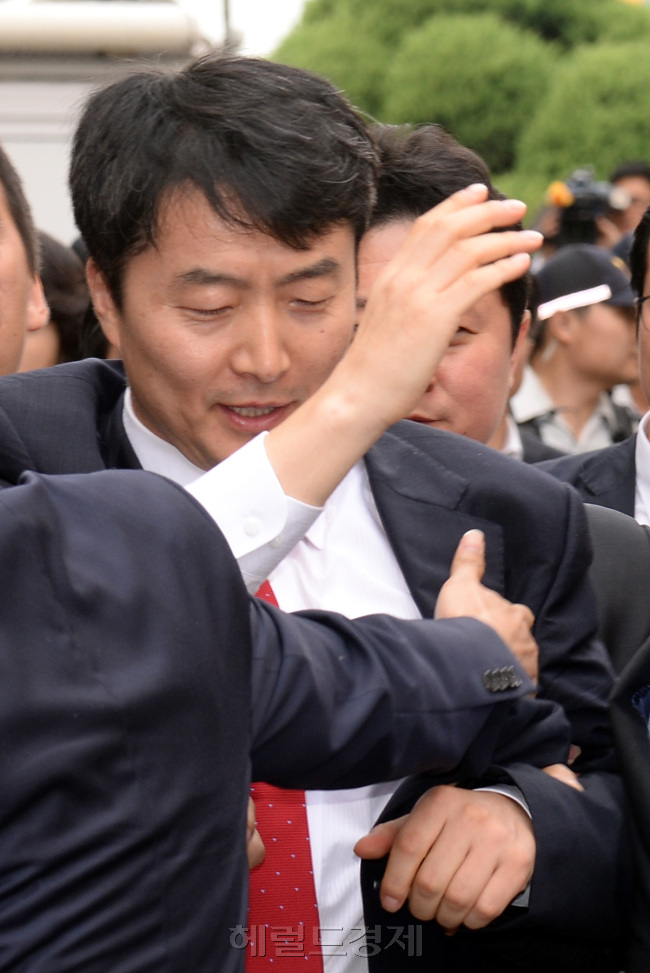 이석기(국회의원/통합진보당국회의원)
현직의원으로는 헌정 사상 처음 내란음모 혐의로 구속된 이석기 통합진보당 의원은 구치소 입감 전 격앙된 모습을 보였다.