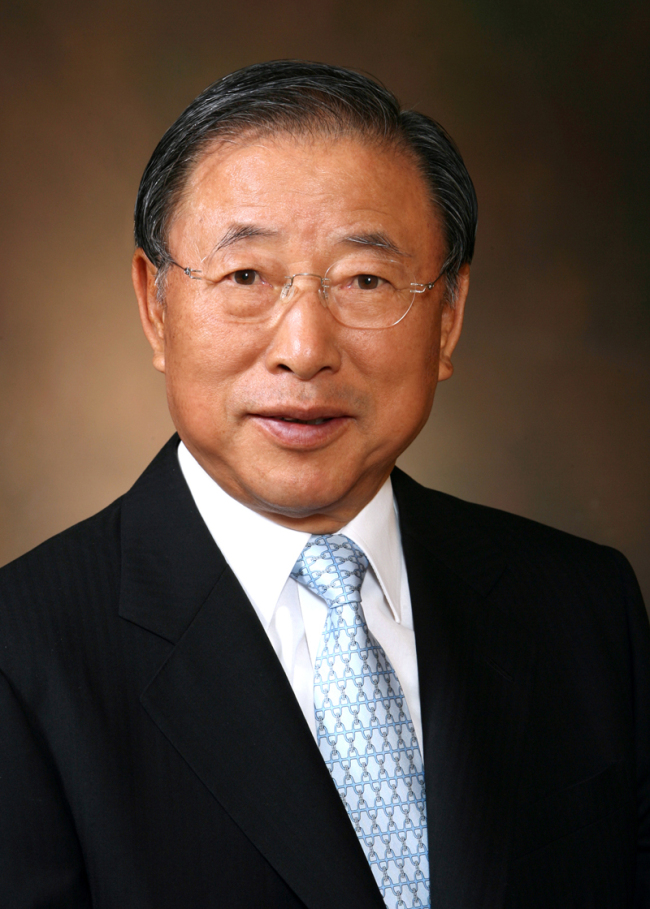 조석래(기업인/효성그룹회장)
S.R. Cho, chairman of Hyosung Group, is coming under increasing pressure over allegations of tax evasion as tax authorities step up their investigation into his financial history.
