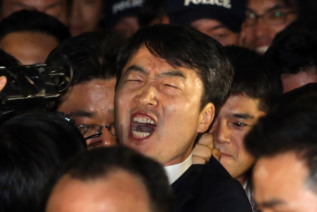 이석기(국회의원/통합진보당국회의원)
Rep. Lee Seok-ki shouts his innocence outside the Suwon Nambu Police Station on Thursday as he is taken into custody for alleged conspiracy to overthrow the government. (Yonhap News)