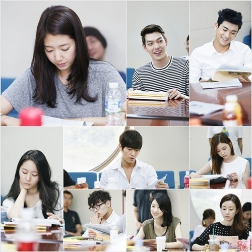 박신혜(탤런트/영화배우),김우빈(김현중/모델/탤런트),박형식(가수/ZE:A/제아파이브),크리스탈(정수정/가수/에프엑스),최진혁(김태호/탤런트)
드라마 ‘상속자들’ 첫 대본 리딩 현장이 공개됐다.
