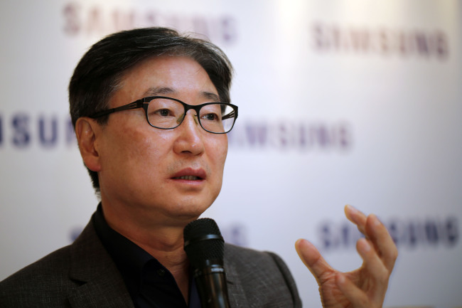 윤부근(기업인/삼성전자사장)
Samsung Electronics president Yoon Boo-keun speaks at a news conference in Berlin on Thursday.   Samsung Electronics