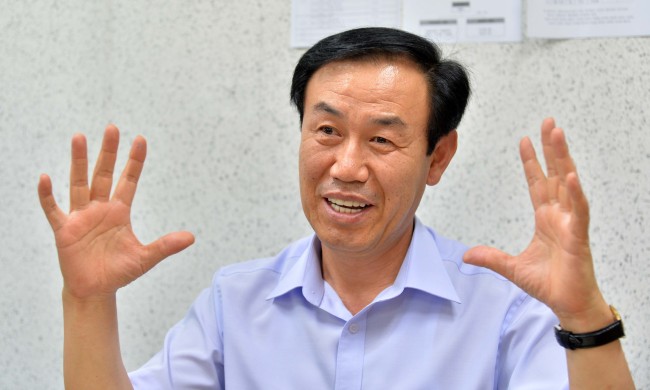 Kang Hi-sung, chief of the job center at the Korea Senior Citizen Association.   Lee Sang-sub/The Korea Herald