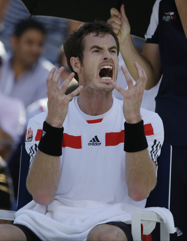 앤디머레이(AndyMurray/테니스선수)
Andy Murray reacts during a break between sets on Thursday.   AP-Yonhap News