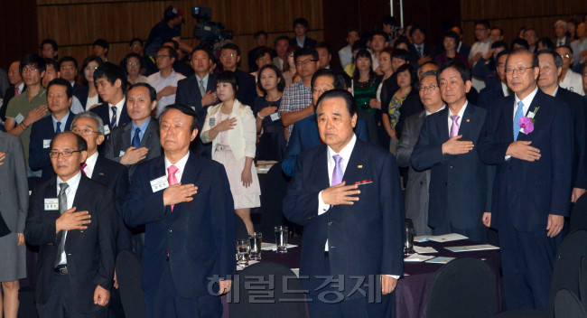'제14회 사회복지의 날 기념식 및 제24회 전국사회복지대회가 6일 오전 서울 63컨벤션센터에서 열려 진영 보건복지부 장관, 오제세 국회 보건복지위원장, 차흥봉 한국사회복지협의회장등 정ㆍ관계 인사와 사회복지인들이 국민의례를 하고 있다.<br />김명섭 기자 msiron@heraldcorp.com
'제14회 사회복지의 날 기념식 및 제24회 전국사회복지대회가 6일 오전 서울 63컨벤션센터에서 열려 진영 보건복지부 장관, 오제세 국회 보건복지위원장, 차흥봉 한국사회복지협의회장등 정ㆍ관계 인사와 사회복지인들이 국민의례를 하고 있다.
김명섭 기자 msiron@heraldcorp.com