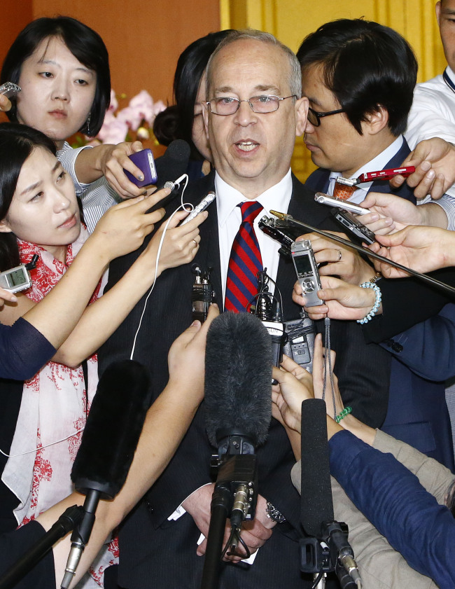 대니얼러셀(DanielRussel/외국공무원/미국국무부차관보)
Daniel Russel, U.S. assistant secretary of state, answers questions from reporters in Seoul on Friday.   Yonhap News