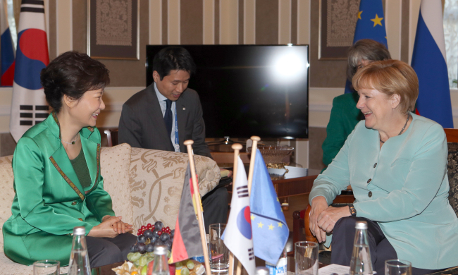 President Park Geun-hye holds a summit with German Chancellor Angela Merkel in St. Petersburg, Russia, Friday.   Yonhap News