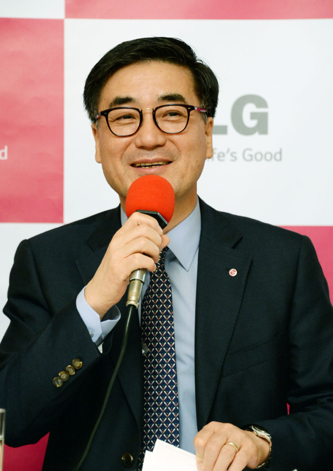 Kwon Hee-won, president of LG’s home entertainment business, gives a speech at a meeting with reporters in Berlin on Friday.   LGE