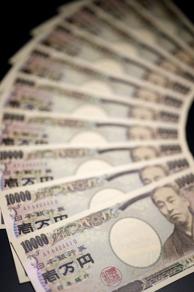 Japanese 10,000 yen banknotes are arranged for a photograph in Kawasaki, Japan.  Bloomberg