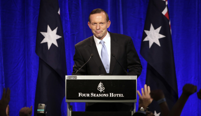 <YONHAP PHOTO-0924> Tony Abbott smiles as he makes a speech to party supporter in Sydney, Saturday, Sept. 7, 2013, following his win in Australia's national election. Australia's conservative opposition swept to power, ending six years of Labor Party rule and winning over a disenchanted public by promising to end a hated tax on carbon emissions, boost a flagging economy and bring about political stability after years of Labor infighting. (AP Photo/Rick Rycroft)/2013-09-07 21:49:06/ <저작권자 ⓒ 1980-2013 ㈜연합뉴스. 무단 전재 재배포 금지.>
Tony Abbott smiles as he makes a speech to party supporters in Sydney on Saturday, following his win in Australia’s national election.   AP-Yonhap News