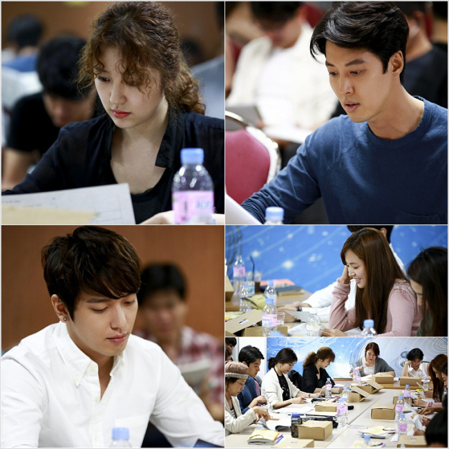 이동건(탤런트/가수),윤은혜(탤런트/영화배우),정용화(가수/탤런트/CNBLUE),한채아(영화배우/탤런트)
윤은혜 이동건을 비롯해 고두심 최명길 등 중견연기자와 정용화 한채아까지 합세한 KBS의 새 월화드라마 ‘미래의 선택’의 첫 대본 리딩 현장이 공개됐다.