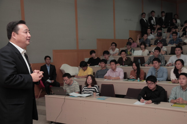 김남구(기업인/한국투자금융지주부회장)
김남구 한국투자금융지주 부회장<50ㆍ사진>이 지난 6일 서울대에서 가진 채용설명회에서 한국 금융시장의 발전 가능성을 한껏 강조했다.