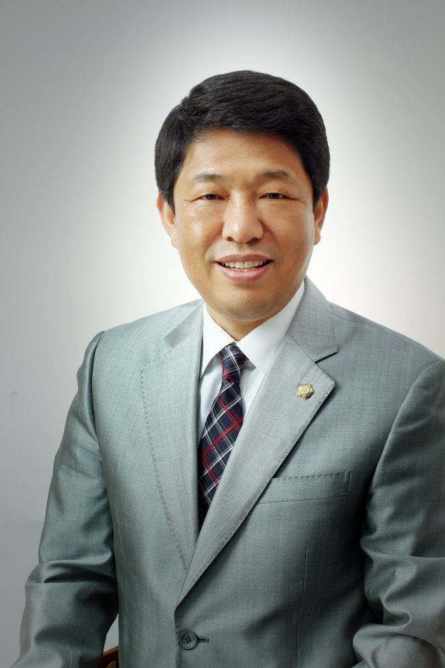 천범룡(기업인/기초의원/해피할리데이대표이사/관악구의회의원)
주민들과의 소통, 의원들과의 화합을 기본으로 생각하고 실천한 것이 뜻밖의 수상으로 이어졌다. ‘제7회 대한민국 의정대상 최고의장상’의 주인공 천범룡(50) 관악구의회 의장의 얘기다.