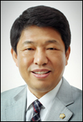 천범룡(기업인/기초의원/해피할리데이대표이사/관악구의회의원)
주민들과의 소통, 의원들과의 화합을 기본으로 생각하고 실천한 것이 뜻밖의 수상으로 이어졌다. ‘제7회 대한민국 의정대상 최고의장상’의 주인공 천범룡(50) 관악구의회 의장의 얘기다.