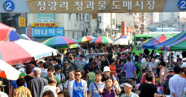 추석을 일주일여 앞두고 8일 서울 경동시장이 붐비고 있다.<br />김명섭 기자 msiron@heraldcorp.com
추석을 일주일여 앞두고 8일 서울 경동시장이 붐비고 있다.
김명섭 기자 msiron@heraldcorp.com