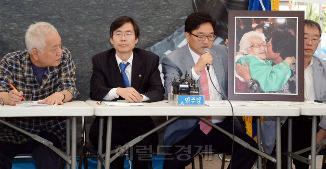 9일 오전 서울 시청앞 광장 민주당 천막당사에서 열린 최고위원회의에서 우원식 최괴위원이 84세인 자신의 노모가 지난 이산가족 상봉때의 사진을 들어 보이며 이번 이산가족 상봉의 조속한 협상을 촉구하며 문제점들을 말하고 있다 ./안훈기자 rosedale@ 2013.09.09
9일 오전 서울 시청앞 광장 민주당 천막당사에서 열린 최고위원회의에서 우원식 최괴위원이 84세인 자신의 노모가 지난 이산가족 상봉때의 사진을 들어 보이며 이번 이산가족 상봉의 조속한 협상을 촉구하며 문제점들을 말하고 있다 ./안훈기자 rosedale@ 2013.09.09
9일 오전 서울시청 앞 광장 민주당 천막당사에서 열린 최고위원회의에서 우원식 최고위원이 84세인 자신의 노모의 지난 이산가족 상봉 때 사진을 들어 보이며 이번 이산가족 상봉의 조속한 협상을 촉구하면서 문제점들을 말하고 있다.  안훈 기자/rosedale@