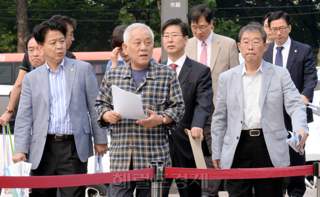 9일 오전 서울 시청앞 광장 민주당 천막당사에서 열린 최고위원회의에서 김한길 대표와 최고위원들이 회의실로 향하고 있다./안훈기자 rosedale@ 2013.09.09
9일 오전 서울 시청앞 광장 민주당 천막당사에서 열린 최고위원회의에서 김한길 대표와 최고위원들이 회의실로 향하고 있다./안훈기자 rosedale@ 2013.09.09
9일 오전 서울 시청앞 광장 민주당 천막당사에서 열린 최고위원회의에서 김한길 대표와 최고위원들이 회의실로 향하고 있다./안훈기자 rosedale@ 2013.09.09