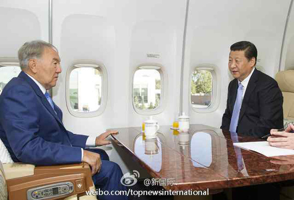 누르술탄나자르바예프(NursultanNazarbayev/정치인/카자흐스탄대통령),시진핑(XiJinping/정치인/중국국가주석/중국공산당중앙군사위원회주석)
중앙아시아 4국을 순방 중인 시진핑(習近平) 중국 국가주석이 전용기에서 짠지와 죽으로 소박한 아침 식사를 하는 모습이 공개돼 화제다.