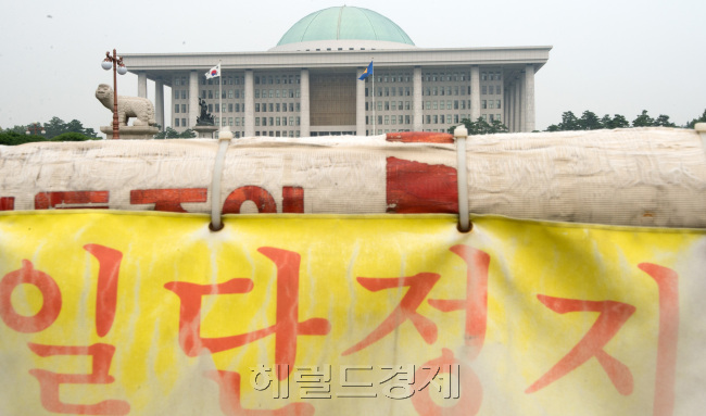 정기국회 파행 8일째... 9일 오전 여야 간 의사일정 이견 속에 파행 상태에 놓인 정기국회 근처 표지판. 박현구 기자phko@heraldcorp.com
정기국회 파행 8일째... 9일 오전 여야 간 의사일정 이견 속에 파행 상태에 놓인 정기국회 근처 표지판. 박현구 기자phko@heraldcorp.com
