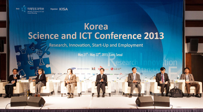 Participants talk during a session at the Korea Science and ICT Conference held in Seoul in May under the theme “RISE (Research, Innovation, Start-Up and Employment).”   ICT Ministry
