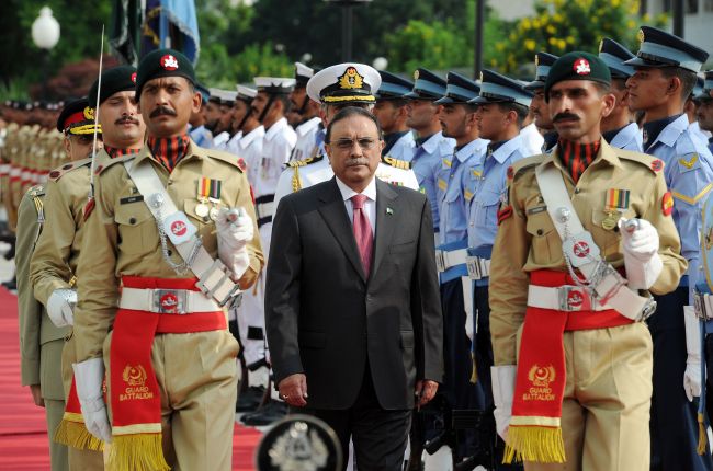 아시프알리자르다리(AsifAliZardari/정치인/파키스탄대통령)
Pakistani President Asif Ali Zardari (center) inspects the guard of honor during his farewell ceremony at the presidential palace in Islamabad on Sunday.   AFP-Yonhap News