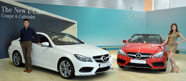 메르세데스 벤츠 코리아는 THE New E-Class 라인업에 새롭게 추가된 Coupe와 Cabriolet모델을 국내 공식 출시해 9일 강남대로 전시장엣 선보이고 있다.<br />김명섭 기자 msiron@heraldcorp.com
Mercedes-Benz Korea unveils the New E-Class Coupe (left) and Cabriolet (right) at a Gangnam showroom in southern Seoul on Monday.   Kim Myung-sub/The Korea Herald
