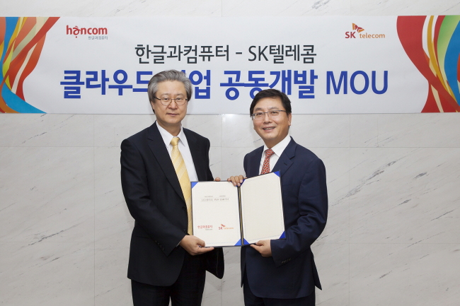 이명근(기업인/SK텔레콤부문장),이홍구(기업인/한글과컴퓨터대표이사부회장)
한글과컴퓨터(대표이사 이홍구, www.hancom.com)는 SK텔레콤(대표이사 사장 하성민, www.sktelecom.com)과 글로벌 시장을 겨냥한 클라우드 사업을 함께 개발하기 위한 상호양해각서(MOU)를 체결했다고 9일 밝혔다.