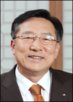 김기문(기업인/로만손대표이사사장/중소기업중앙회회장/국세행정위원회위원장)
김기문 중소기업중앙회 회장은 9일 오후(현지시간) 부이 꽝 빙(Bui Quang Vinh) 베트남 기획투자부 장관을 만나 양국 간 중소기업 진출 확대 방안을 논의했다.
