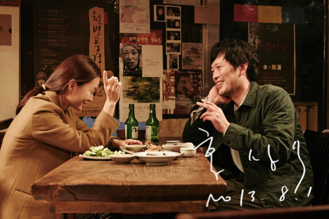 정유미(영화배우/탤런트),정재영(영화배우)
홍상수의 영화는 점점 능청스러워지고, 점점 유들유들해지며, 점점 재미있어진다. 점점 경쾌해지고, 점점 유머러스해진다. 편수를 더할수록 높아지는 것은 예술성 뿐만은 아니다. 유머 지수, 그리고 알콜 지수다. 홍상수 감독의 영화는 시덥잖고 사소해 보이는 일상에서 인생의 아이러니를 보여주는 마법같은 순간을 포착한다.