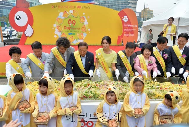클라라(이성민/탤런트/모델)
구구데이 홍보대사로 임명된 방송인 클라라가 9일 오전 서울 중구 청계광장에서 열린 ‘2013 제11회 구구데이 페스티벌’에서 남성우 축산경제 대표이사로부터 홍보대사 위촉패를 받고 기념촬영을 하고 있다.