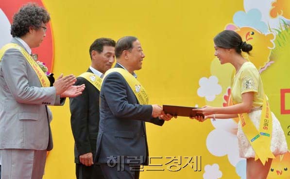 클라라(이성민/탤런트/모델)
구구데이 홍보대사로 임명된 방송인 클라라가 9일 오전 서울 중구 청계광장에서 열린 ‘2013 제11회 구구데이 페스티벌’에서 남성우 축산경제 대표이사로부터 홍보대사 위촉패를 받고 기념촬영을 하고 있다.
