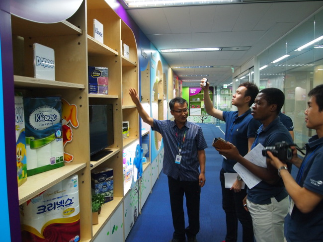 A group of foreign students visits the Kimberly-Clark Global Innovation Center Asia in Yongin, Gyeonggi Province, Thursday.   Shin Dong-yoon/The Korea Herald