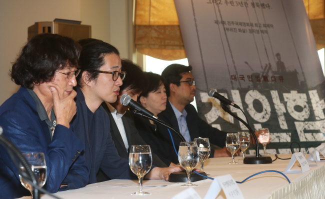 Director Baek Seung-woo (second from left) speaks during a press conference on the multiplex chain Megabox’s suspension of his documentary “Project Cheonan Ship.”    Yonhap News