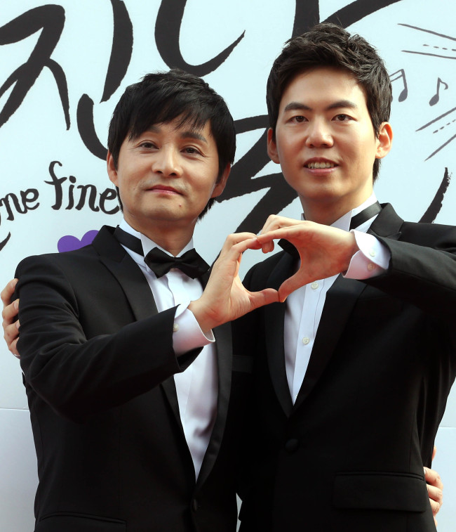 김조광수(영화제작자/영화감독/청년필름대표),김승환(화제인물)
Film director Kim-Jho Gwang-soo (left) and his partner Kim Seung-hwan pose for photo before their wedding ceremony held in Seoul, Saturday. Yonhap News